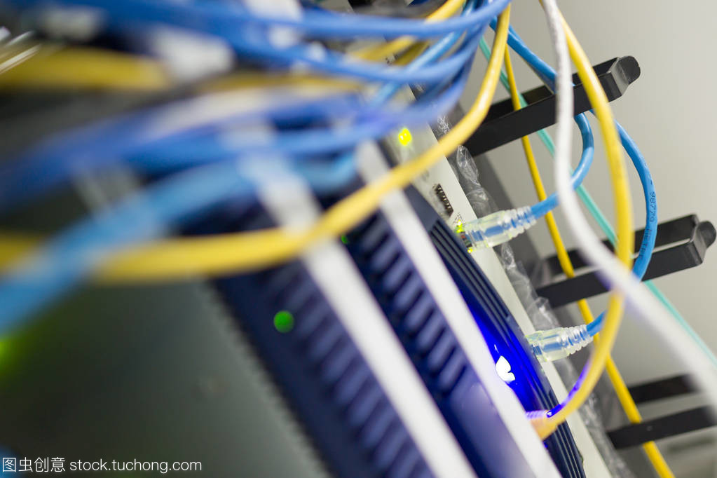 核心交換機(jī) 網(wǎng)絡(luò)空間的基石與高效運(yùn)維的守護(hù)者